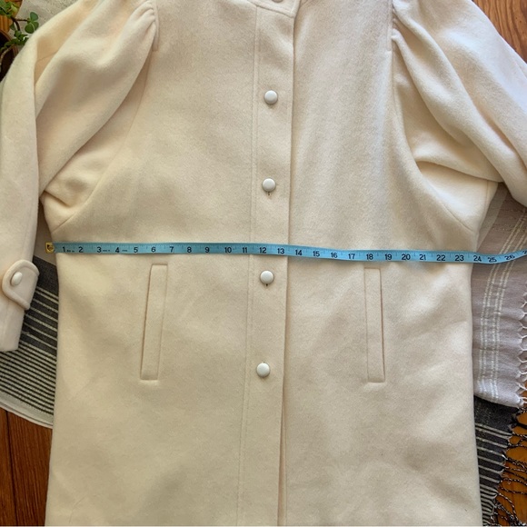 Vintage 70’s Elegant Cream Wool Winter Coat - Picture 5 of 16